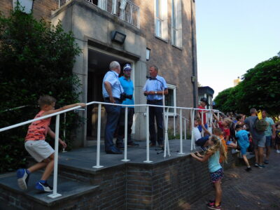 KVW 2019 – Opening: crew op trap spreekt kinderen toe