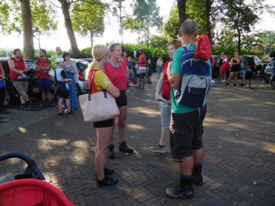 KVW 2019 – Vrijwilligers in overleg op parkeerplaats