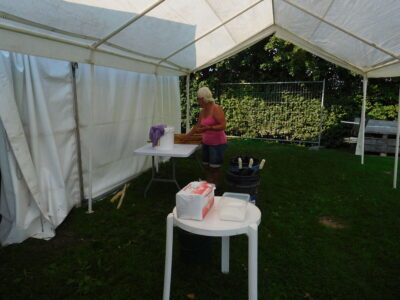 KVW 2019 – Tent-opbouw: vrijwilliger richt tafels in