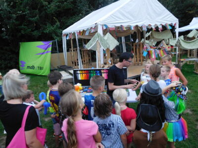 KVW 2019 – Knutsel-tent buiten met lampen